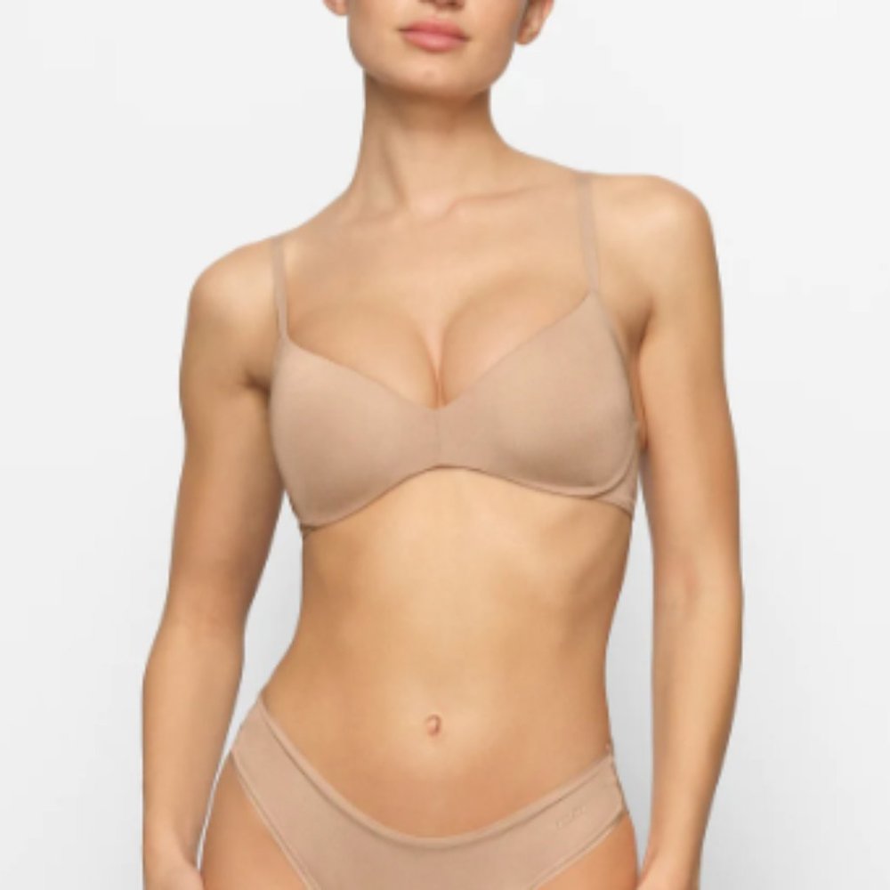 SKIMS  Wireless Form Push-Up Plunge Bra